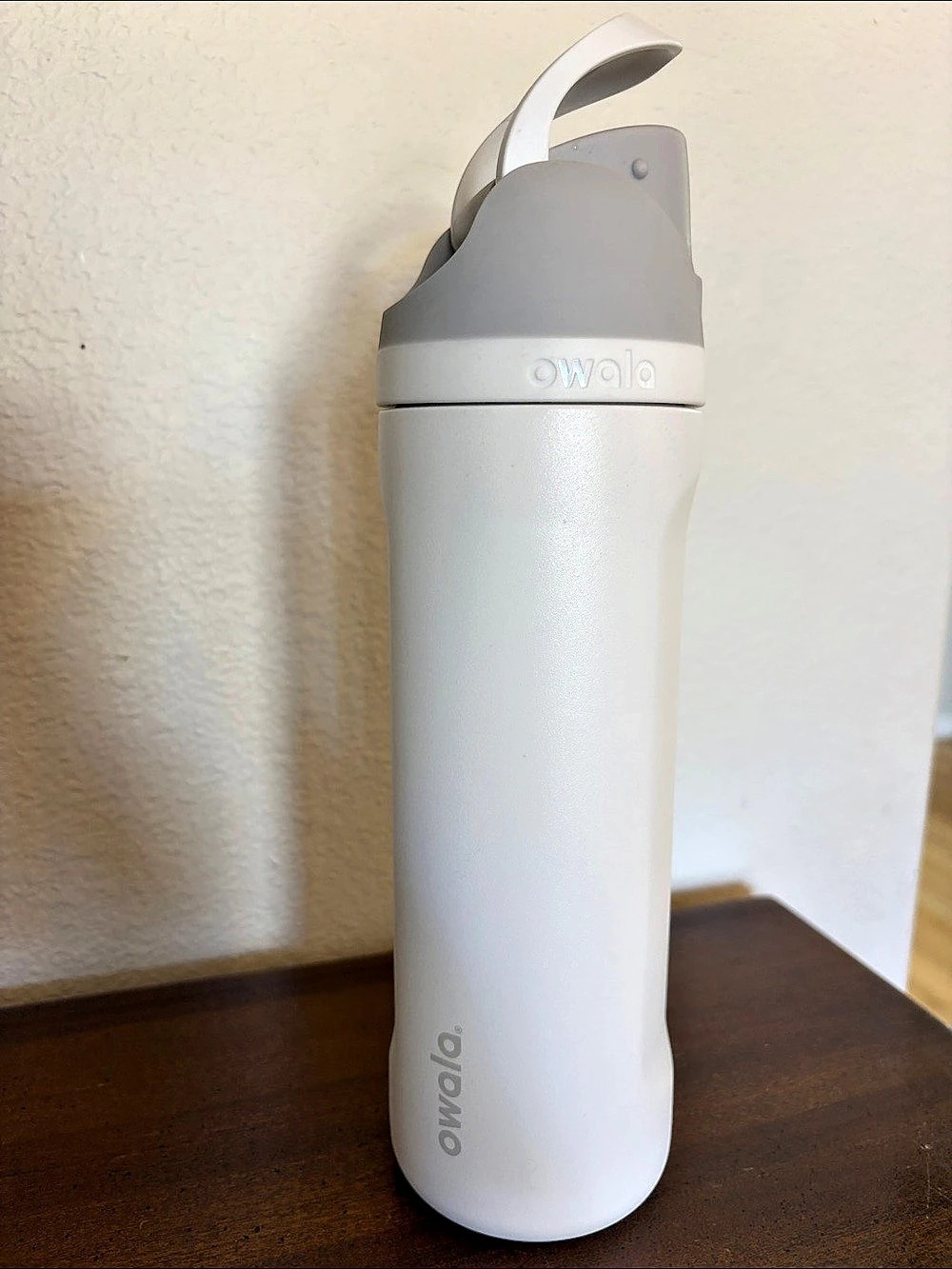 Owala FreeSip White Insulated Water Bottle White Gray Lid 24oz